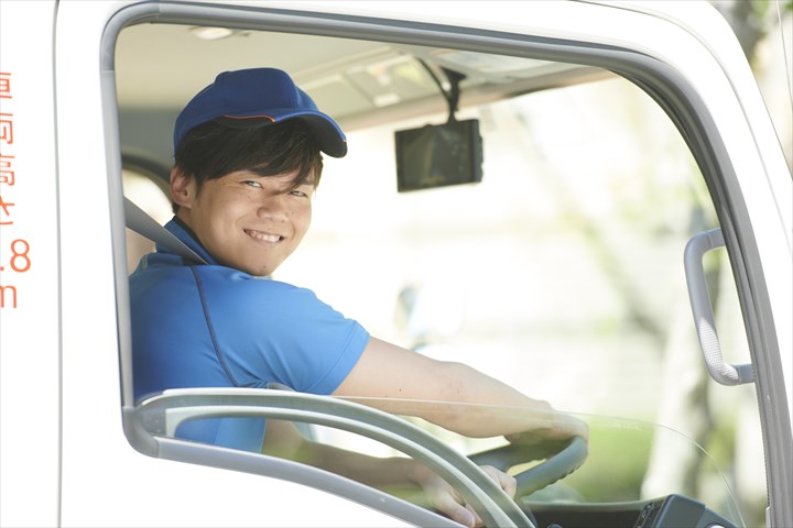 《豊川市》週払いOK・3ｔ車での店舗への3温帯食品の配送ドライバー！（Web面接OK・週休2日）