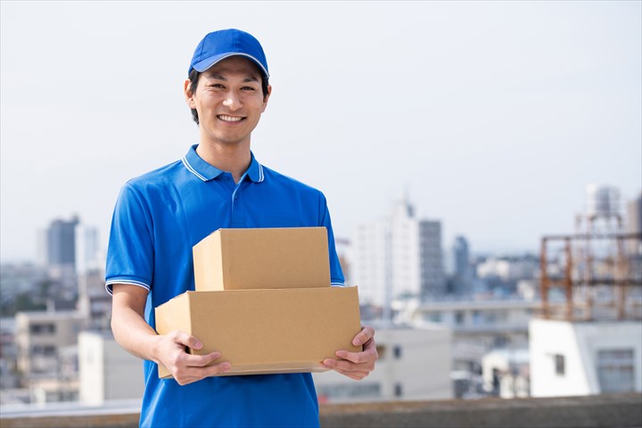 《北足立郡伊奈町》週払いOK・4ｔ車での食品のセンター間配送ドライバー！（Wワーク・週1・夜勤）