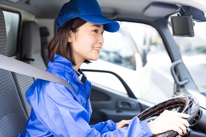 《八潮市》週払いOK・4ｔ車でのセンターへのパンの配送ドライバー！（Web面接OK・高収入）