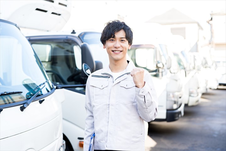 《乙訓郡大山崎町》週払いOK・4ｔ車での食品などの店舗配送ドライバー！（Web面接OK・週休2日）