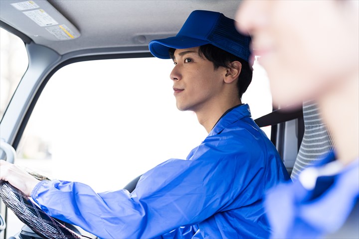 《蓮田市》週払いOK・大型車での包材のセンター間配送ドライバー！（Web面接OK・高時給）