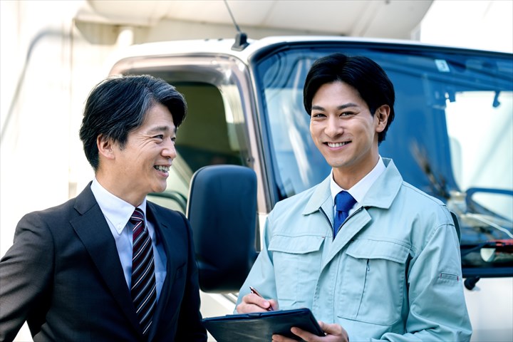 《江東区》週払いOK・4ｔ車での企業への洋紙の配送ドライバー！（Web面接OK・超高時給）