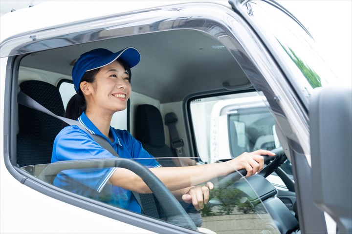 《武蔵村山市》週払いOK・3ｔ車でのコンビニへの米飯商品の配送ドライバー！（Web面接OK・週払いOK）