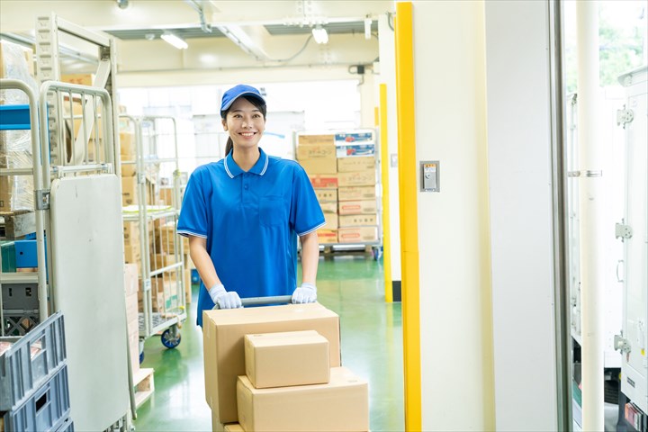 《名古屋市港区》週払いOK・2ｔ車でのチルド商品の店舗配送ドライバー！（ルート配送・日勤帯）