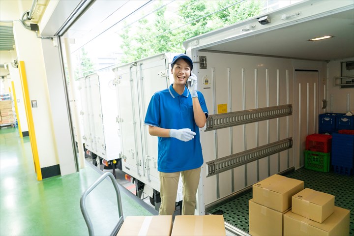 《尼崎市》週払いOK・4ｔ車での冷凍冷蔵食品のセンター間配送ドライバー！（Web面接OK・週休2日）