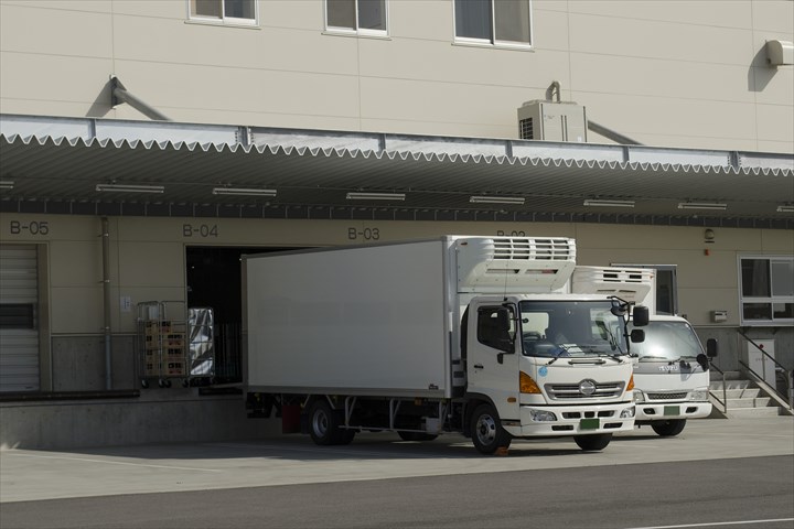 《神戸市東灘区》週払いOK・4ｔ車でのチルド食品のセンター間配送ドライバー！（Web面接OK・シニア活躍中）