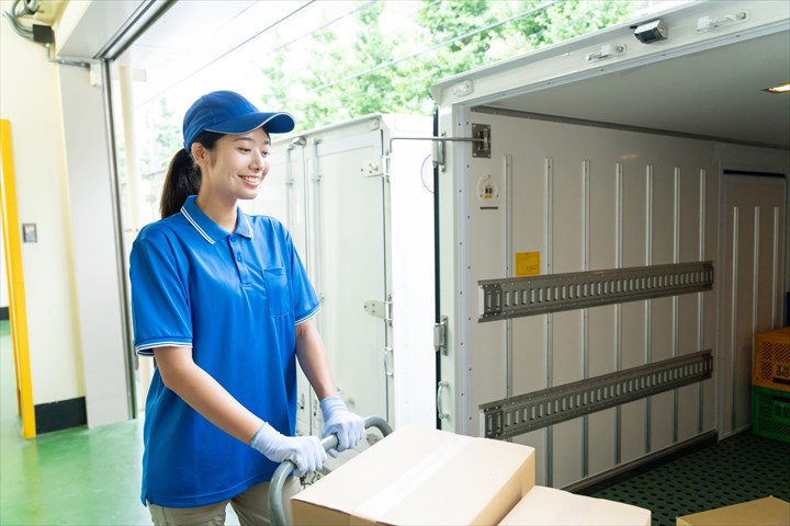 《入間郡三芳町》週払いOK・大型車での３温帯商品のセンター間配送ドライバー！（土日休み・高収入）