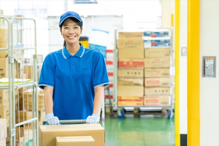 《北足立郡伊奈町》週払いOK・4ｔ車での食品のセンター間配送ドライバー！（Wワーク歓迎・日曜日のみ）