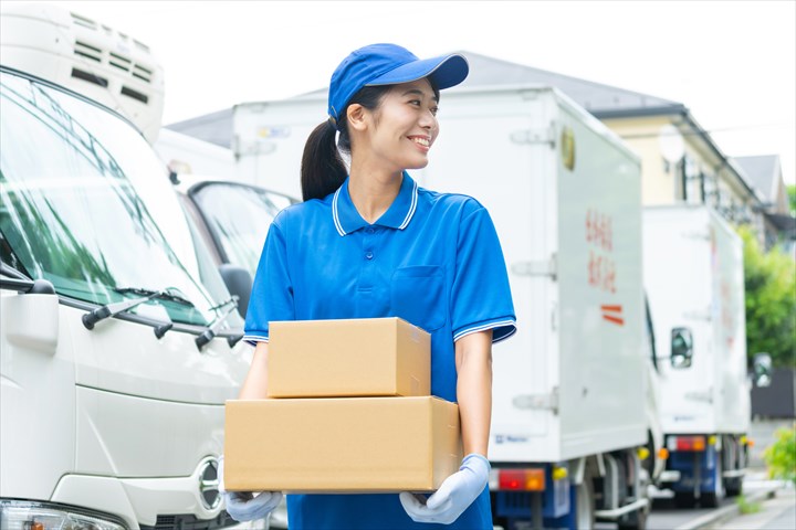 《入間郡三芳町》週払いOK・大型車での３温帯商品のセンター間配送ドライバー！（土日休み・高収入）
