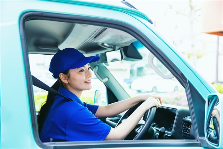 《京都市南区》週払いOK・2ｔ車での営業所間のタイヤ配送ドライバー！（土日祝休み・日勤帯）