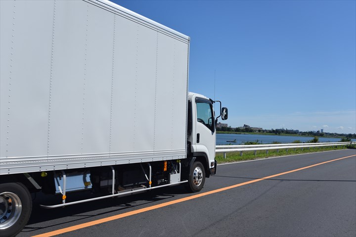 《横浜市港北区》週払いOK・4ｔ増トン車での家電製品のセンター間配送ドライバー！（ルート固定・高時給）