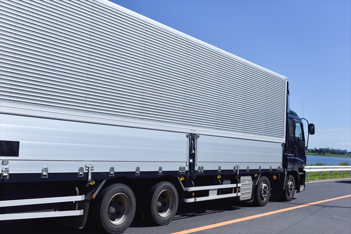 《姫路市》週払いOK・大型車での取引先へのプラスチック原材料の配送ドライバー！（Web面接OK・土日祝休み）