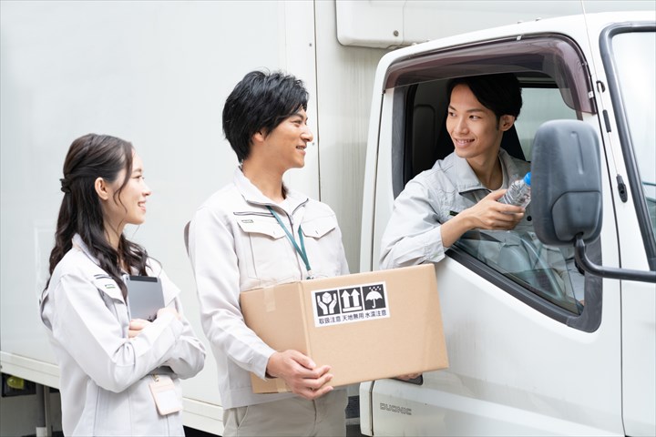 《袋井市》週払いOK・3ｔ～4ｔ車での飲料の店舗配送ドライバー！（週休2日・AT限定相談可能）