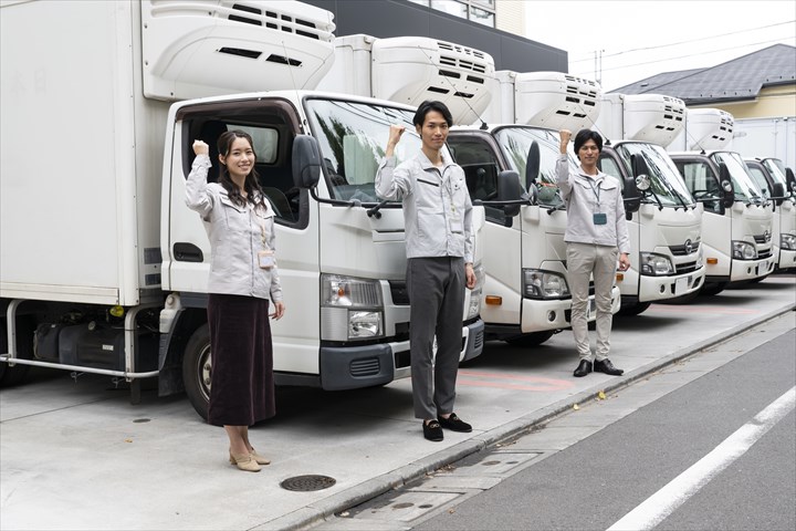 《本庄市》週払いOK・3ｔ～4ｔ車でのセンターやコンビニへのチルド商品や日用品の配送ドライバー！（Web面接OK・高収入）