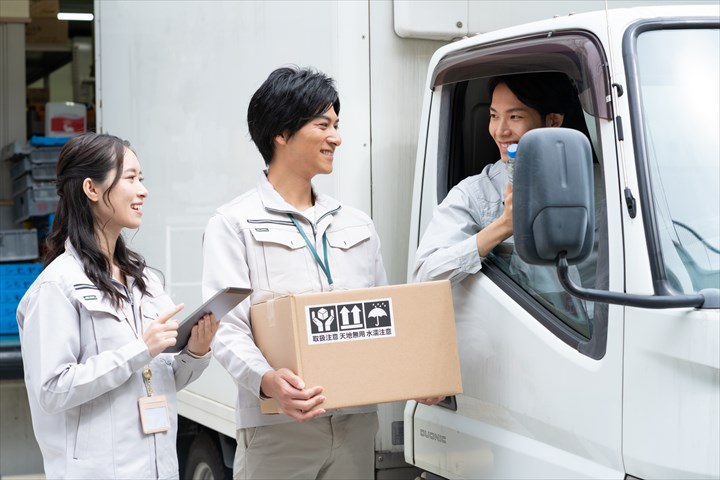 《戸田市》週払いOK・4ｔ車でのスーパーへの生鮮食品などの配送ドライバー！（Web面接OK・高時給）