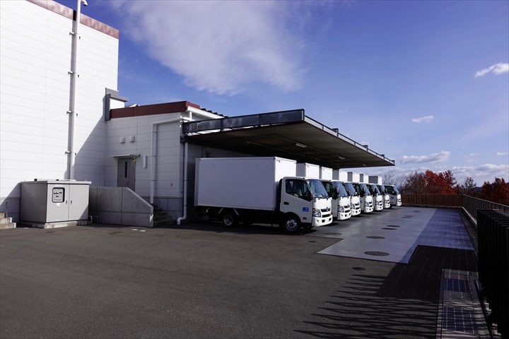 《尼崎市》週払いOK・4ｔ車での業務用食材のセンター間配送ドライバー！（短時間21:30～1:30・開始～3ヶ月間の短期）