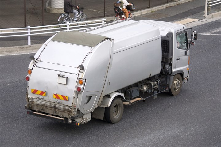 《文京区》週払いOK・2ｔ～3ｔ車でのコンビニなどへの段ボールや古紙の回収ドライバー！（Web面接OK・週休2日）