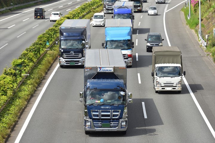 《鈴鹿市》週払いOK・4ｔ増トン車での自動車部品の工場間配送ドライバー！（高時給・土日休み）