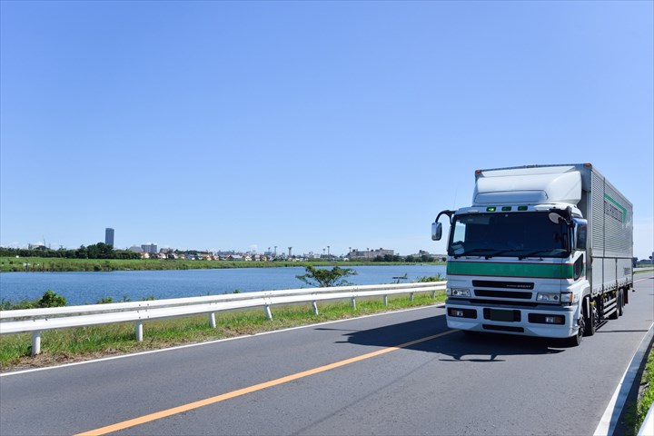 《猿島郡五霞町》週払いOK・大型車での飲料品のセンター間配送ドライバー！（土日休み・高収入）