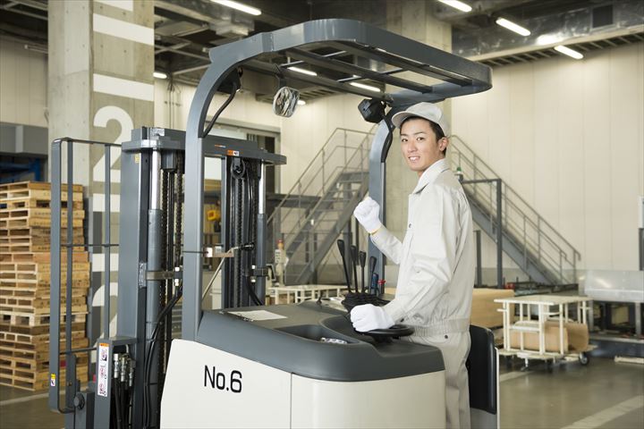 《江東区》週払いOK・カウンターフォークでの荷物（車の部品）の運搬作業スタッフ！（Web面接OK・高時給）