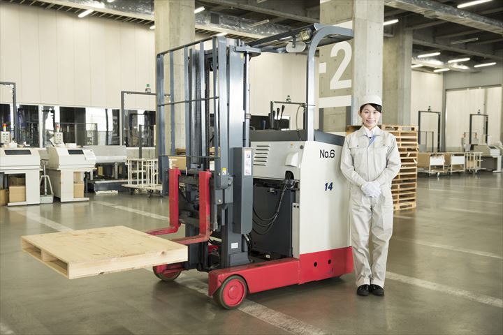 《江東区》週払いOK・カウンターフォークでの荷物（車の部品）の運搬作業スタッフ！（Web面接OK・高時給）