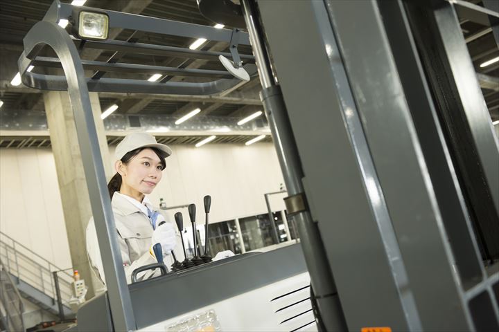 《大田区》週払いOK・リーチフォークでの輸入品の入出荷作業スタッフ！（シニア活躍・土日祝休み）