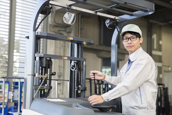 《江東区》週払いOK・フォークリフトを使用したオフィス家具類の入出庫作業スタッフ！（超高時給・大型連休あり）