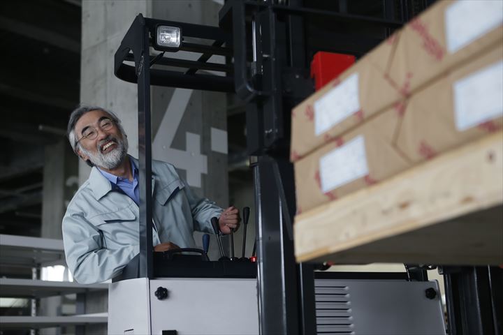 《茨木市》週払いOK・リーチフォークでの段ボール製品の入出庫作業スタッフ！（Web面接OK・土日祝休み）