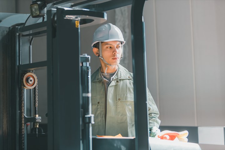 《所沢市》週払いOK・物流センター内でのお菓子の積み込み作業スタッフ！（Web面接OK・週休2日）