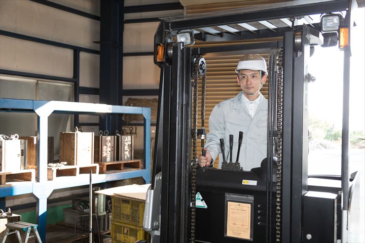 《神戸市東灘区》週払いOK・家電量販店で扱う商品全般の倉庫内フォークオペレーター！（週休2日・実働8時間）