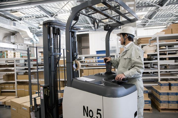 《八幡市》週払いOK・フォークリフトを使用した食品原料などの入出庫作業スタッフ！（Web面接OK・土日祝休み）