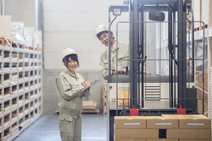 《大阪市西成区》週払いOK・フォークリフトでのおもちゃの運搬業務スタッフ！（土日祝休み・日勤）