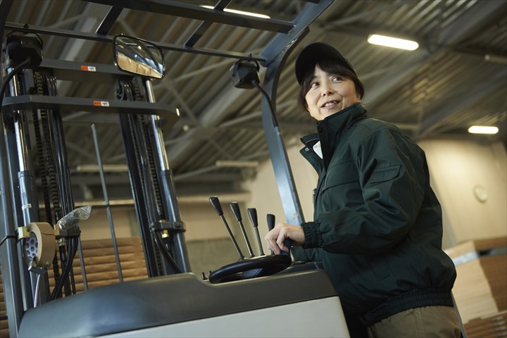 《大阪市西淀川区》週払いOK・リーチフォークを使用した食品の入出庫作業スタッフ！（Web面接OK・曜日固定休み）