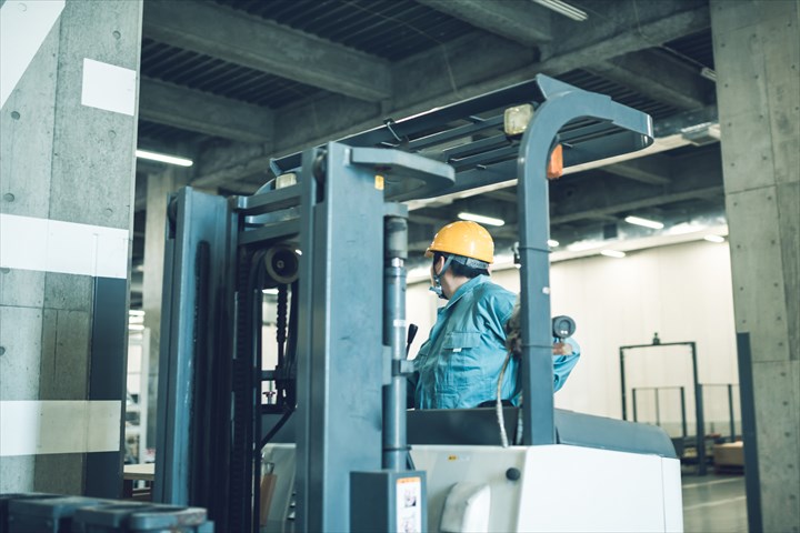 《草加市》週払いOK・倉庫内でのリーチフォークを使用した荷受け搬送スタッフ！（高収入・週休2日）