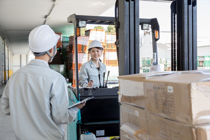 《座間市》週払いOK・リーチフォークでのフローズン食品の入出庫作業スタッフ！（Web面接OK・週休2日）