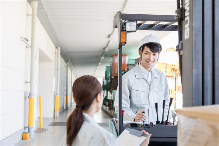 《大田区》週払いOK・リーチフォークでのコスメ用品などの入出庫作業スタッフ！（Web面接OK・土日祝休み）