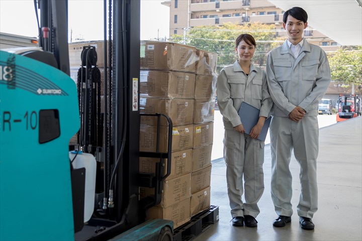《草加市》週払いOK・フォークリフトでの化学薬品等の入出庫作業スタッフ！（Web面接OK・土日祝休み）