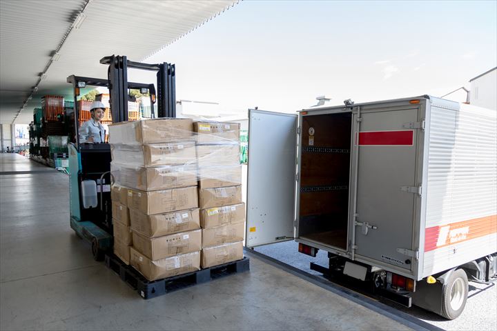 《野洲市》週払いOK・リーチフォークでの倉庫内のアパレル商品等の入庫作業スタッフ！（高時給・土日祝休み）