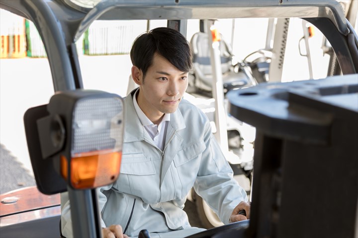 《江東区》週払いOK・カウンターフォークでの青果物の搬入作業スタッフ！（Web面接OK・週休2日）