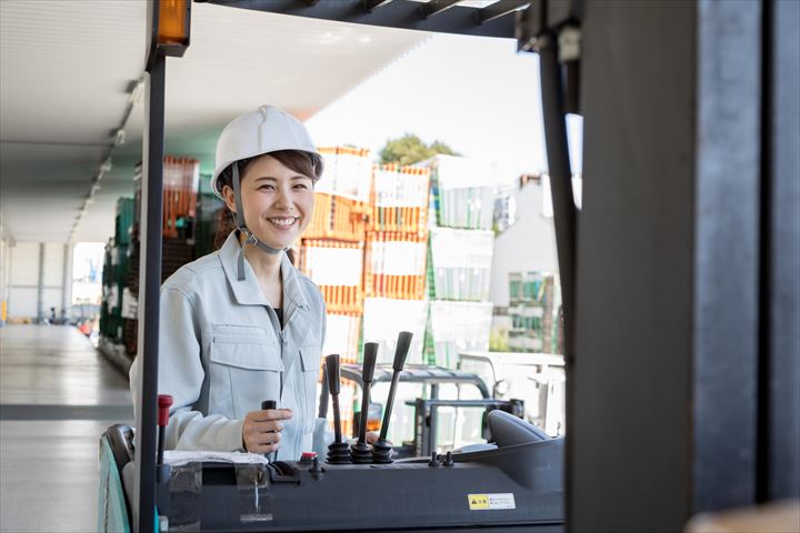 《入間郡三芳町》週払いOK・フォークリフトでの水の積み下ろし作業スタッフ！（週休2日・Wワーク歓迎）