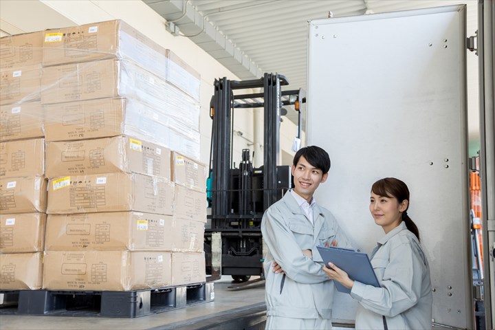 《太田市》週払いOK・物流センター内での自動車部品などのフォーク作業スタッフ！（高収入・夜勤）
