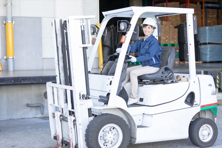 《成田市》週払いOK・空港の倉庫内でのカウンターフォークを使用した業務（Web面接OK・週休2日）