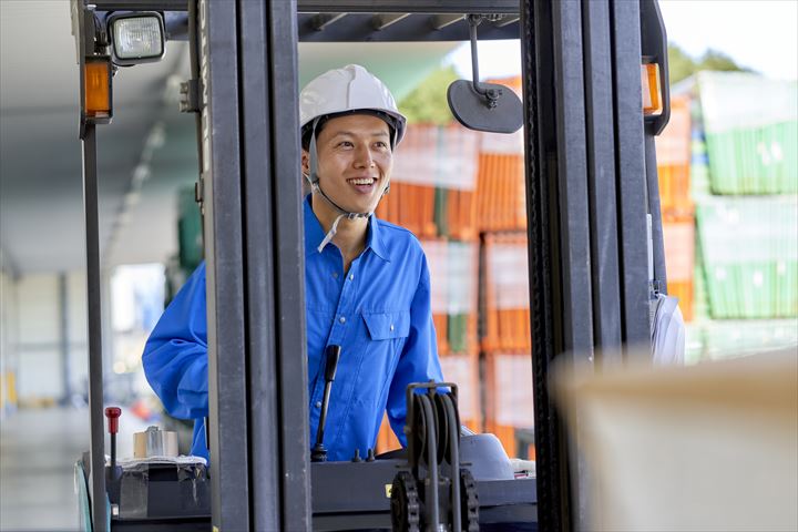 《大田区》週払いOK・倉庫内でのフォークリフトを使用した一般貨物の入出庫スタッフ！（高時給・土日祝休み）