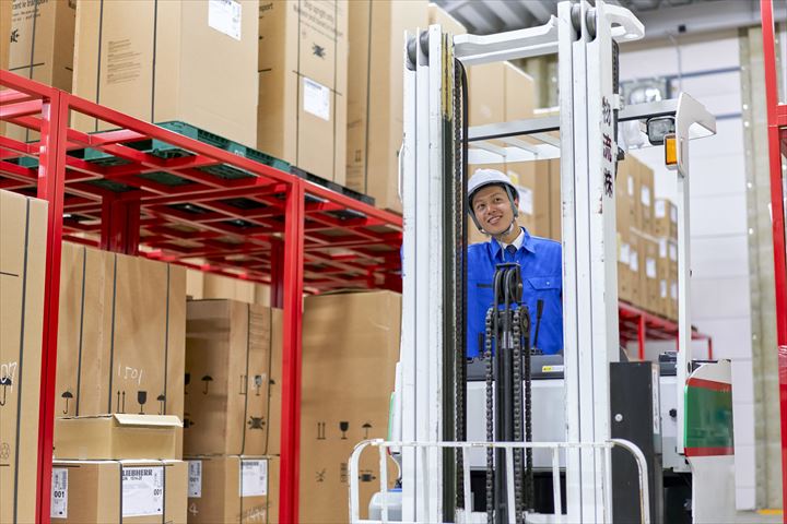 《坂東市》週払いOK・リーチフォークでの食品の格納作業スタッフ！（高時給・固定休み）