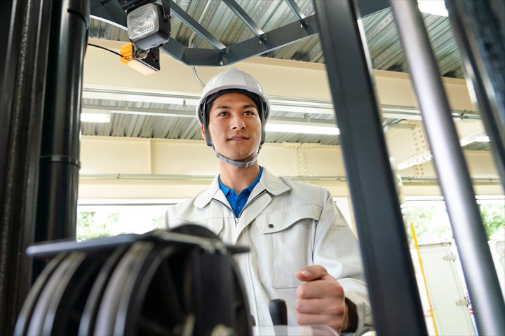 《大田区》週払いOK・リーチフォークを使用した食品の入出庫作業スタッフ！（高時給・日勤帯）