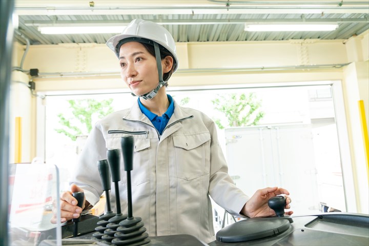 《西宮市》週払いOK・フォークリフトを使用したお酒の入出庫作業スタッフ！（Web面接OK・土日祝休み）