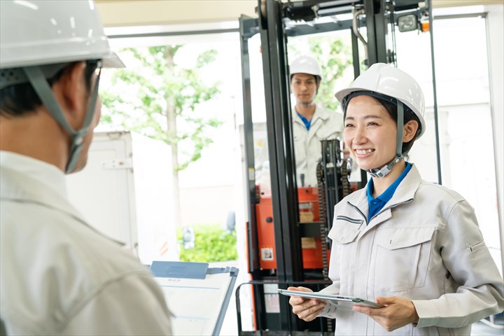 《伊賀市》週払いOK・リーチフォークでの塗料の入出庫作業スタッフ！（未経験歓迎・土日祝休み）