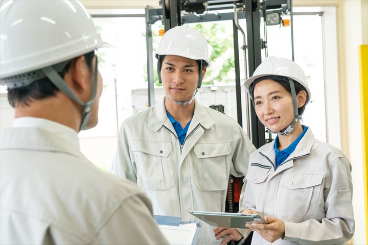 《横須賀市》週払いOK・工場内でのフォークを使用したのスクラップの回収や仕分け作業スタッフ！（高時給・土日休み）