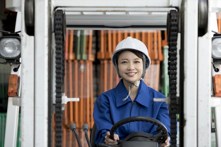 《江東区》週払いOK・カウンターフォークでの青果物の搬入作業スタッフ！（Web面接OK・週休2日）