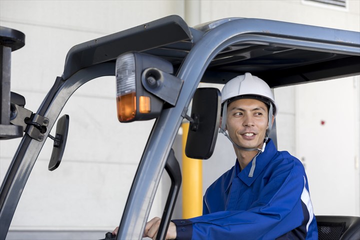 《市原市》週払いOK・フォークリフトでの一般貨物の仕分けや移動作業スタッフ！（Web面接OK・高収入）